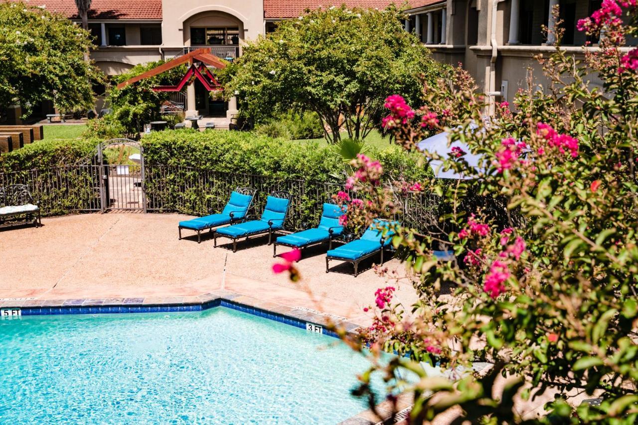 Vineyard Court Designer Suites Hotel College Station Zewnętrze zdjęcie