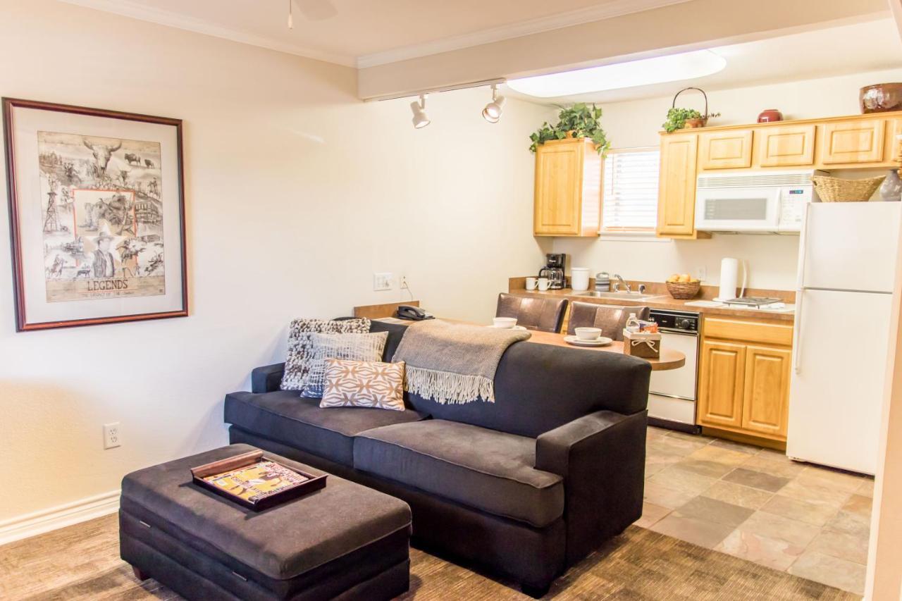 Vineyard Court Designer Suites Hotel College Station Zewnętrze zdjęcie